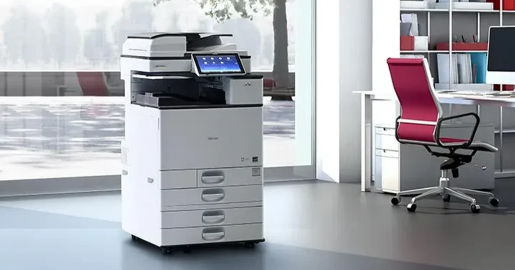 impresora ricoh mpc 2004 de color blanco, intalada en una oficina